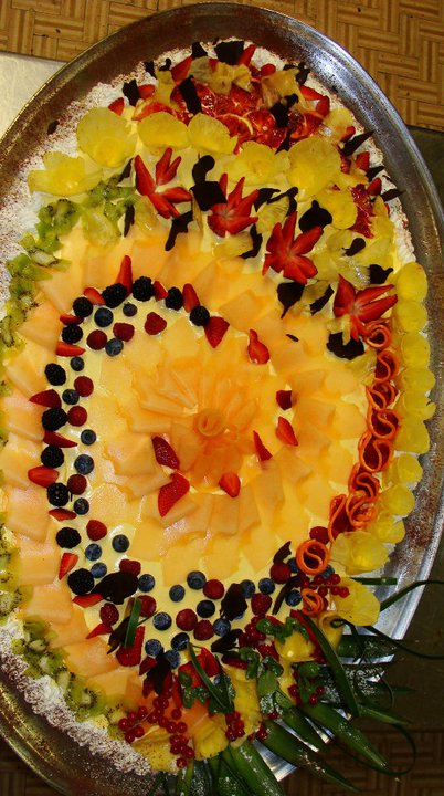 A base di pan di spagna e crema chantilly decorata alla frutta, ideale per festeggiare compleanni, comunioni e cerimonie..